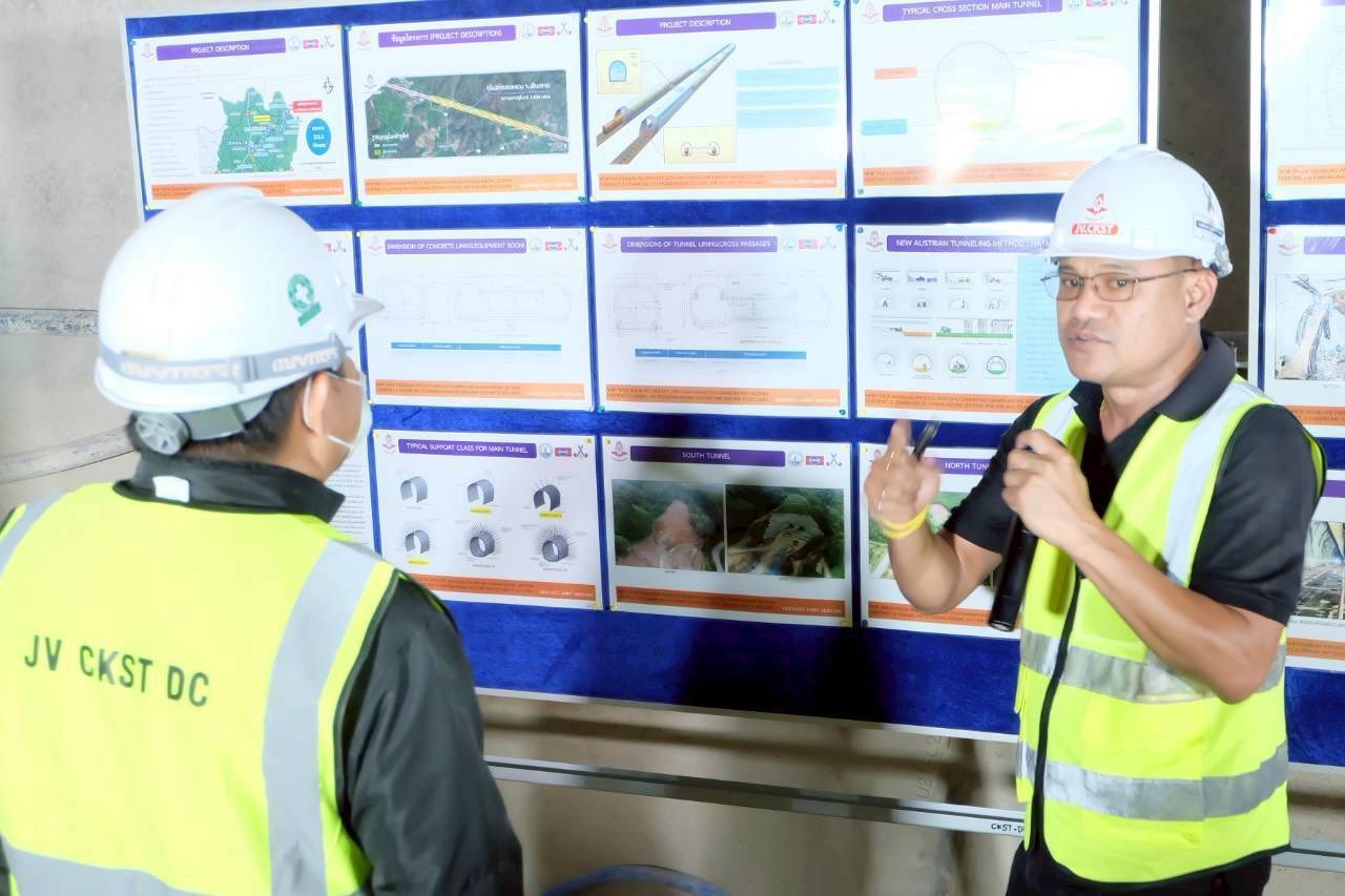 title - เลขาฯ ส.ป.ก. ลงพื้นที่ตรวจเยี่ยมวิสาหกิจชุมชนเกษตรวิถีพุทธ พร้อมตรวจติดตามความคืบหน้าการขอใช้ประโยชน์ในเขตปฏิรูปที่ดิน เพื่อดำเนินโครงการก่อสร้างทางรถไฟ